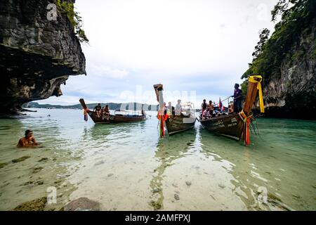 Phi Phi Island, Thaïlande - 24 novembre 2019 : bateaux à queue longue traditionnels garés à Monkey Beach dans les îles Phi Phi, Thaïlande. Banque D'Images