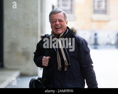 Tony Blackburn, légendaire Disc jockey, arrive aux studios de la BBC pour présenter son spectacle « les années soixante ». Banque D'Images