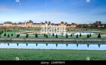 France, Seine et Marne, Fontainebleau, parc et Château royal de Fontainebleau classé au patrimoine mondial de l'UNESCO, Grand jardin avec le rond d'eau // Banque D'Images