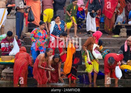 Varanasi, INDE, 18 JANVIER 2019 : baignade traditionnelle de la rivière Ganges et rituel hindou au lever du soleil le long des Ghats Varanasi Banque D'Images