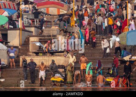 Varanasi, INDE, 18 JANVIER 2019 : baignade traditionnelle de la rivière Ganges et rituel hindou au lever du soleil le long des Ghats Varanasi Banque D'Images