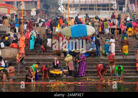 Varanasi, INDE, 18 JANVIER 2019 : baignade traditionnelle de la rivière Ganges et rituel hindou au lever du soleil le long des Ghats Varanasi Banque D'Images