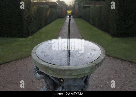 Gros plan sur le cadran solaire chérubin situé dans les jardins de Polesden Lacey, un site National Trust à Great Bookham, Surrey, Angleterre, Royaume-Uni, janvier 2020 Banque D'Images