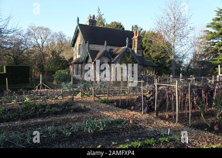 Le Garden Cottage, une villa de style Régence, située dans les jardins de cuisine de la National Trust's Polesden Lacey, Bookham, Surrey, Royaume-Uni, en janvier 2020 Banque D'Images