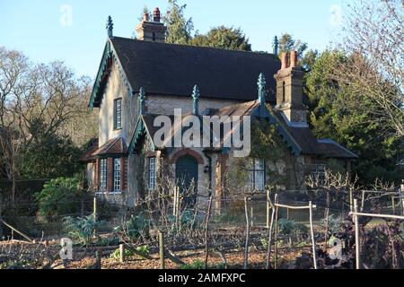 Le Garden Cottage, une villa de style Régence, située dans les jardins de cuisine de la National Trust's Polesden Lacey, Bookham, Surrey, Royaume-Uni, en janvier 2020 Banque D'Images