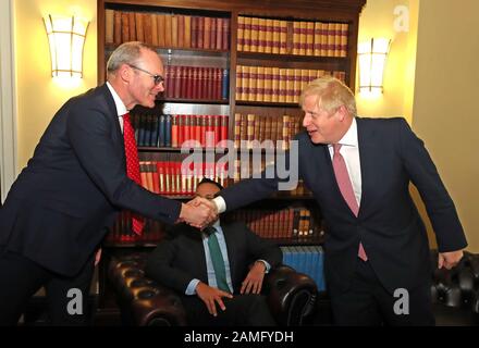 Le vice-premier ministre irlandais, Tanaiste, Simon Coveney (à gauche), secoue le Premier ministre Boris Johnson (à droite) dans les édifices du Parlement, Stormont, Belfast. Banque D'Images