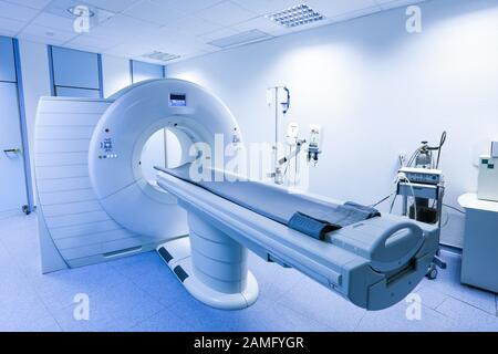 Le scanner (scanner) en laboratoire hospitalier. Les soins de santé, de la technologie médicale, des équipements de haute technologie et concept de diagnostic avec l'exemplaire de l'espace. Banque D'Images