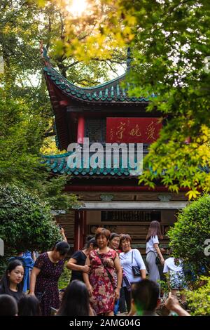 Hunan,changsha-07 SEP 2019:les résidents et les touristes prennent des photos au pavillon aiwan dans la montagne yuelu Banque D'Images