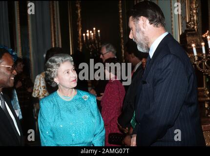 La Reine Elizabeth II de HM rencontre avec Terry Waite CBE lors d'une réception à Lancaster House, Londres, Angleterre, mars 1992 Banque D'Images