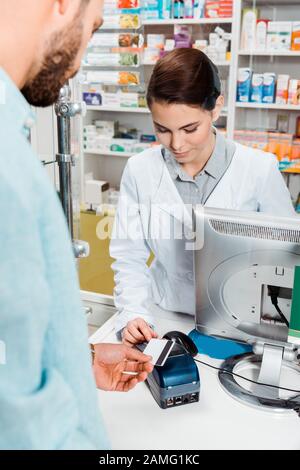 Orientation sélective du client avec carte de crédit utilisant paypass en pharmacie Banque D'Images