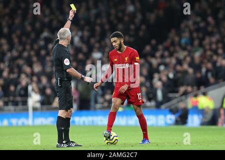 Londres, ANGLETERRE - 11 JANVIER le juge Martin Atkinson présente une carte jaune au défenseur de Liverpool Joe Gomez lors du match de la Premier League entre Tottenham Hotspur et Liverpool au stade Tottenham Hotspur, Londres, le samedi 11 janvier 2020. (Crédit: Jon Bromley | MI News) la photographie ne peut être utilisée qu'à des fins de rédaction de journaux et/ou de magazines, licence requise à des fins commerciales crédit: Mi News & Sport /Alay Live News Banque D'Images