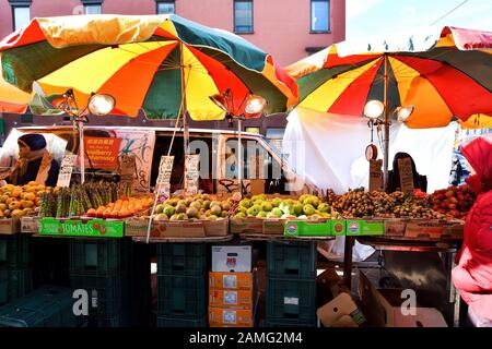 China Town, New York, NY, États-Unis - 30 novembre 2019. Légumes et fruits frais sur le marché extérieur à Chinatown, New York. Banque D'Images