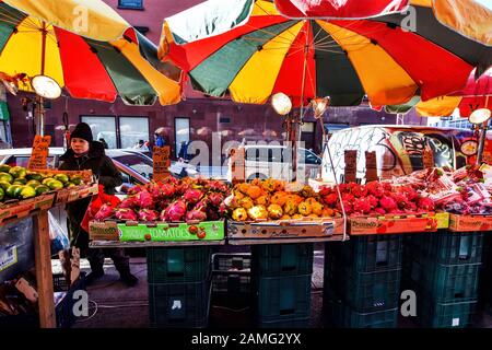 China Town, New York, NY, États-Unis - 30 novembre 2019. Légumes et fruits frais sur le marché extérieur à Chinatown, New York. Banque D'Images