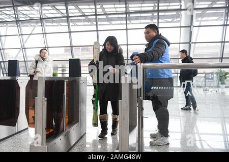 (200113) -- BEIJING, le 13 janvier 2020 (Xinhua) -- Xiao Zhen tenant des planches de ski et des poteaux à la gare de Qinghe sur la ligne ferroviaire à grande vitesse Beijing-Zhangjiakou à Beijing, capitale de la Chine, le 11 janvier 2020. Xiao Zhen, un membre du personnel d'une société Internet de Pékin, est passionné de ski depuis quatre ans et se rend toujours dans les domaines skiables du district de Xingjiakou, dans la province de Hebei en Chine du nord. Selon Xiao, Elle avait l'habitude de passer quatre à cinq heures à pied à un ascenseur ou à prendre un bus pour se rendre à Chongli de Pékin. La récente opération de la ligne ferroviaire à grande vitesse Beijing-Zhangjiakou a réduit le Banque D'Images