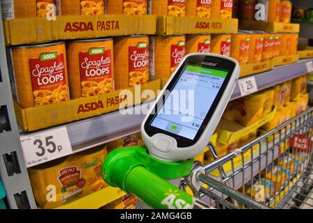 Un lecteur de codes à barres, pour une utilisation par le client, sur un support sur un chariot de supermarché dans un magasin ASDA au Royaume-Uni Banque D'Images