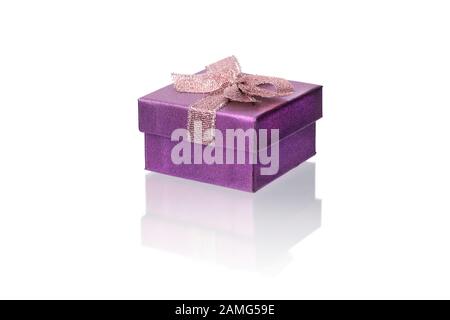 cadeau violet, boîte rouge, photo sur fond blanc, avec réflexion et réflexe. isoler gros plan Banque D'Images