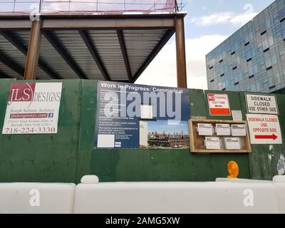 Vue de la signalisation à l'extérieur de la zone de construction de la 10ème rue à long Island City, Queens, New York, 11 mars 2019. () Banque D'Images
