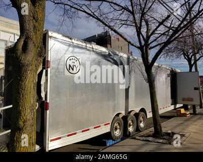 Bureau du maire des médias et des divertissements, Fabriqué à New York camion stationné sur la 11ème rue à long Island City, Queens, New York, pour aider à la production de films, 11 mars 2019. () Banque D'Images