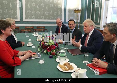 Arlene Foster du DUP (avant gauche), première ministre adjointe Michelle O'Neill (arrière gauche) de Sinn Fein, siège autour de la table avec le vice-premier ministre irlandais, Tanaiste, Simon Covey (arrière droit), Taoiseach, Leo Varadkar (arrière droit), premier ministre, Boris Johnson (avant centre droit), Et secrétaire d'État pour l'Irlande du Nord, Julian Smith (en face à droite) dans les édifices du Parlement, Stormont, Belfast. Banque D'Images