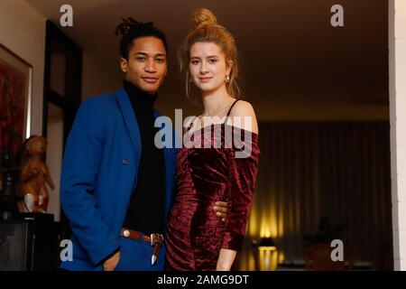 Jeune, couple ethnique mixte en vêtements de fête lors d'une fête de Noël en Allemagne. Banque D'Images