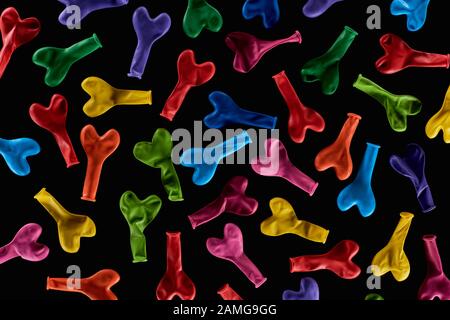 Vue de dessus des ballons colorés en forme de coeur isolés sur le noir Banque D'Images