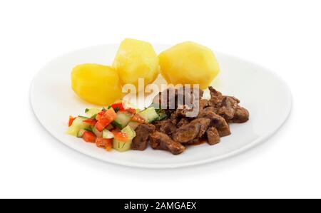 plat avec déjeuner. morceaux de pommes de terre bouillies au foie cuites morceaux de légumes frais de tomate de concombre. fond blanc isolé gros plan Banque D'Images