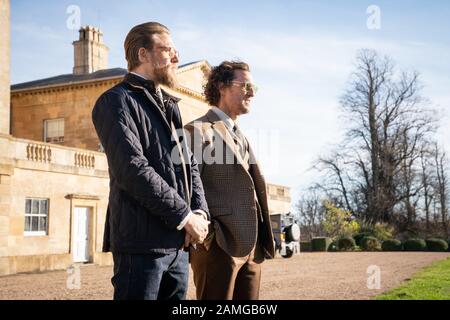 MATTHEW MCCONAUGHEY et CHARLIE HUNNAM dans les messieurs (2020), réalisé par GUY RITCHIE. Credit : MIRAMAX / Album Banque D'Images