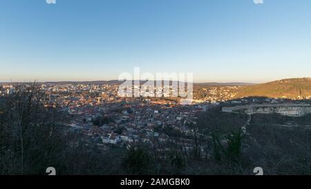 Vue aérienne de la ville française de Besançon et du château de Besançon à crépuscule Banque D'Images
