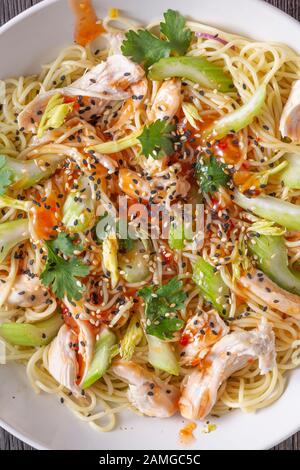 Nouilles Ramen au poulet et le céleri gros plan, Vue de dessus Banque D'Images