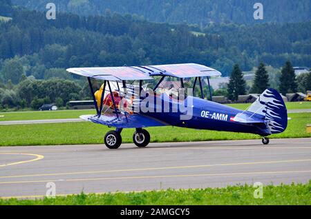 Zeltweg, Autriche - 1 juillet 2011: Exposition avec des avions d'époque Boeing PT-13 D Stearman par avion - Airpower11 - à Zeltweg Banque D'Images