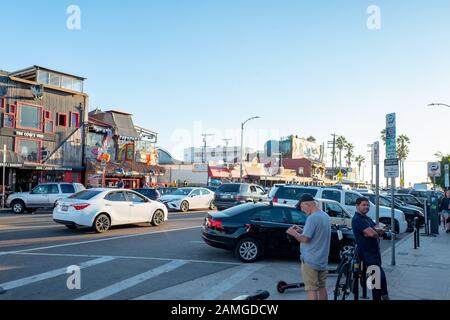 Vous pourrez vous détendre à l'extérieur sur le trottoir de Venise, Los Angeles, Californie, le 26 octobre 2019. () Banque D'Images