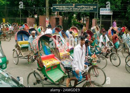 Dhaka, Bangladesh - 17 septembre 2007: Personnes non identifiées sur les rickshaws traditionnels, bon marché mode de transport habituel Banque D'Images