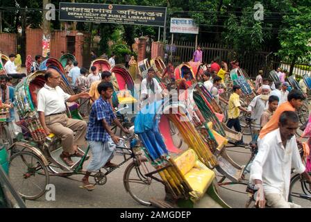 Dhaka, Bangladesh - 17 septembre 2007: Personnes non identifiées sur les rickshaws traditionnels, bon marché mode de transport habituel Banque D'Images