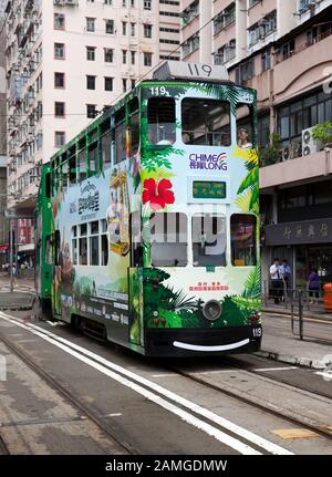 Un tramway à impériale, à un arrêt sur la route des Voeux, en ouest, en direction de Kennedy Town Terminus, Hong Kong Banque D'Images