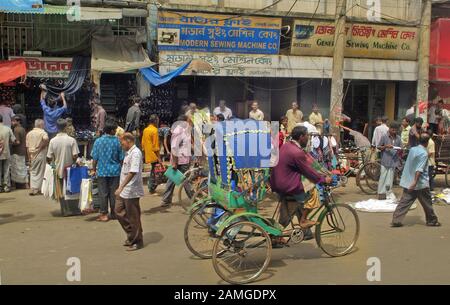 Dhaka, Bangladesh - 17 septembre 2007 : personnes et magasins non identifiés sur un marché traditionnel de la capitale Banque D'Images