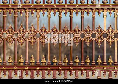 Détail d'une clôture magnifiquement décorée d'un parc à Vienne (Autriche), jour ensoleillé en hiver Banque D'Images