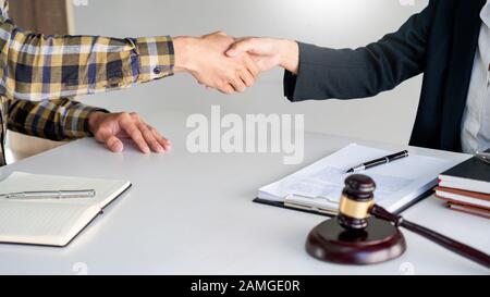 Avocat avocats ou main tremblante avec client après consultation de discuter d'un contrat client à l'audience, le juge service concept Banque D'Images