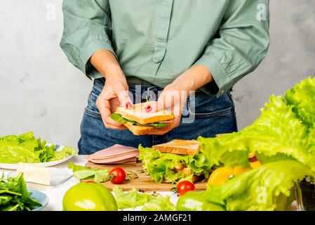 La fille a fait un sandwich pour manger Banque D'Images