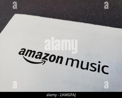 Gros plan du logo pour Amazon Music, une division d'Amazon Prime, sur papier sur une surface sombre, 25 novembre 2019. () Banque D'Images