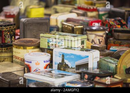 Arnhem, Pays-Bas, janvier 2020: Collection de boîtes à biscuits anciennes avec étiquettes néerlandaises Banque D'Images