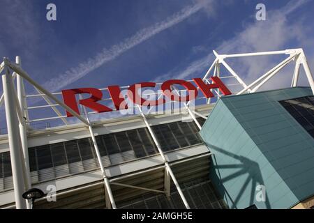 Extérieur et logo de la Ricoh Arena, aujourd'hui la Coventry Building Society Areana, un stade de Coventry, en Angleterre, qui abrite le club de rugby Wasps. Banque D'Images