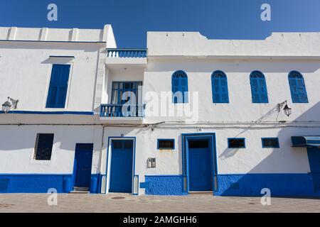 Les bâtiments blancs et bleus dans la médina d'Asilah (également connu sous le Arzeila), Maroc Banque D'Images