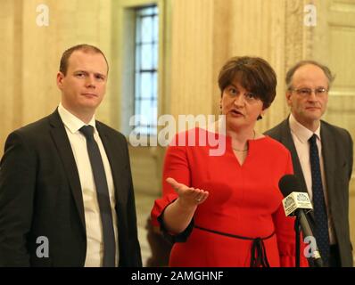 Whip en chef du DUP Gordon Lyons (à gauche), Premier ministre, Arlene Foster du DUP (au centre) et Peter Weir (à droite), ministre de l'éducation, également du DUP, dans le Grand Hall, Stormont, Belfast. Banque D'Images