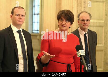 Whip en chef du DUP Gordon Lyons (à gauche), Premier ministre, Arlene Foster du DUP (au centre) et Peter Weir (à droite), ministre de l'éducation, également du DUP, dans le Grand Hall, Stormont, Belfast. Banque D'Images