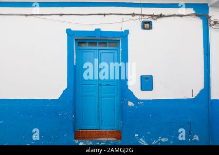 Bâtiment blanc et bleu avec porte bleue à Asilah (également connu sous le nom d'Arzeila), Maroc Banque D'Images