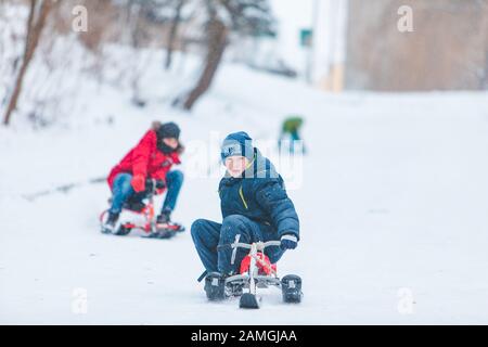 Lviv, Ukraine - Janvier 5, 2019 : les enfants de la colline de neige coulissante Banque D'Images