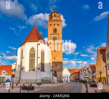 Bâtiments colorés et église Liebfrauenmunster le long de la Reichsstrasse, l'une des rues les plus attrayantes sur la route romantique touristique route à Swabia Banque D'Images