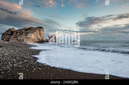 Au cours des vagues de vent marin avec un temps orageux à rocky dans les zones côtières de la Rock d'Aphrodite à Paphos, Chypre. Banque D'Images