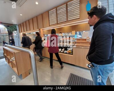 Intérieur du café Blue Bottle récemment ouvert sur Santana Row dans la Silicon Valley, San Jose, Californie, 12 décembre 2019. () Banque D'Images