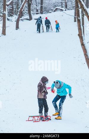 Lviv, Ukraine - Janvier 5, 2019 : les enfants de la colline de neige coulissante Banque D'Images